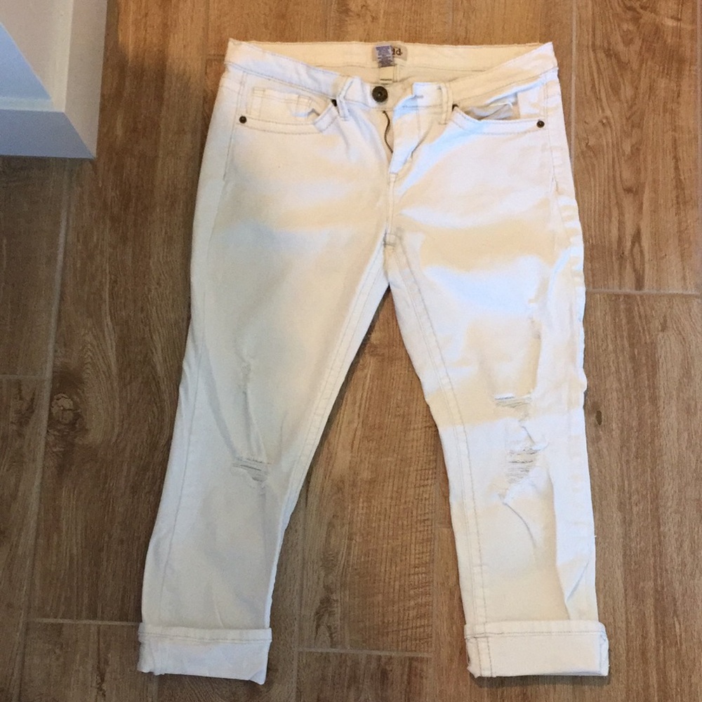 Mid shin length white jeans capris